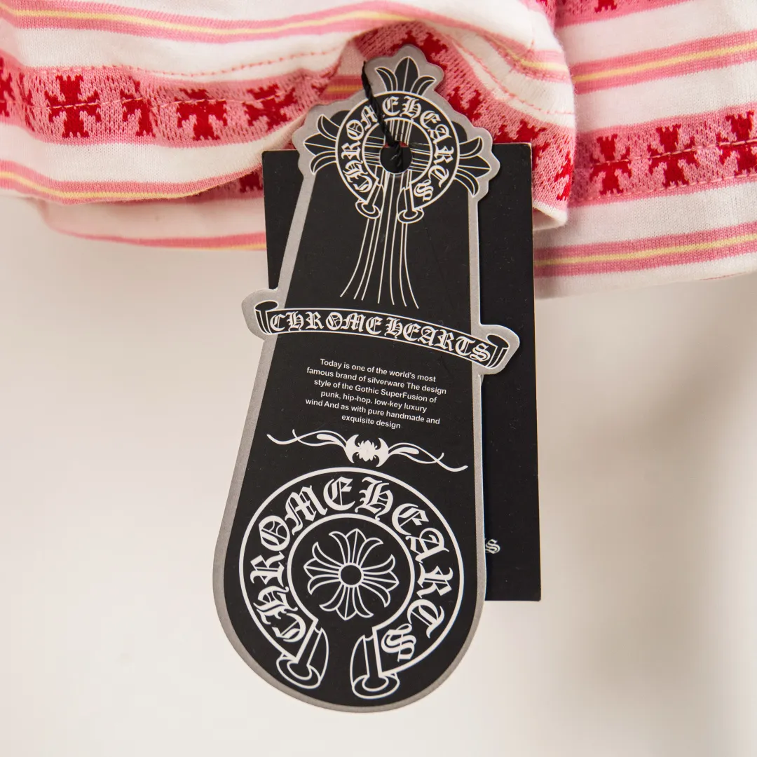 P250 zp version [exclusive supply] Chrome Hearts/Chrome Hearts SS25 new high-end cross jacquard knitted sea soul embroidered lapel Polo striped long sleeves 100% cotton cross jacquard knitted striped fabric ✝️ Customized old vintage brand hand-stitched buttons ✝️ Fully automatic positioning and tailoring Precise alignment of stripes ✝️ CH Chrome Hearts niche design cross jacquard striped long sleeves brings striped Polo to Next Levels Loose fit, same style for men and women Lazy and casual, street style, three-color hair, customized style. Color: blue, pink and black. Size: S M L XL. Number: WW10960.